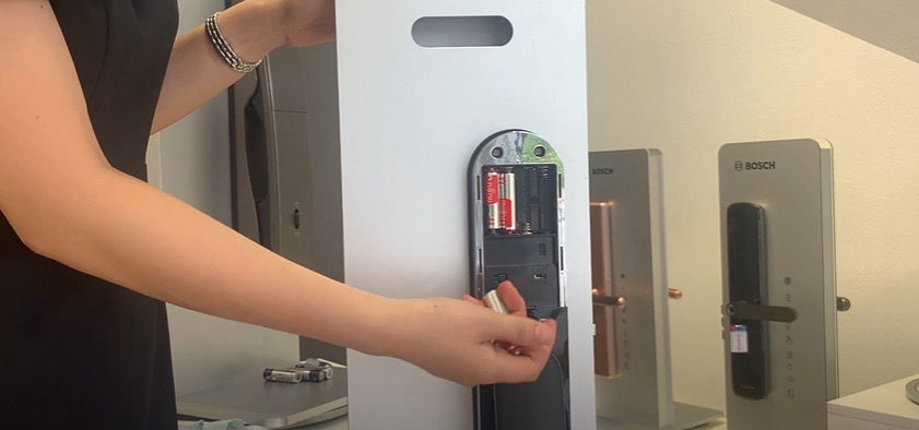 thay pin, bảo quản khóa cửa điện tử Bosch 