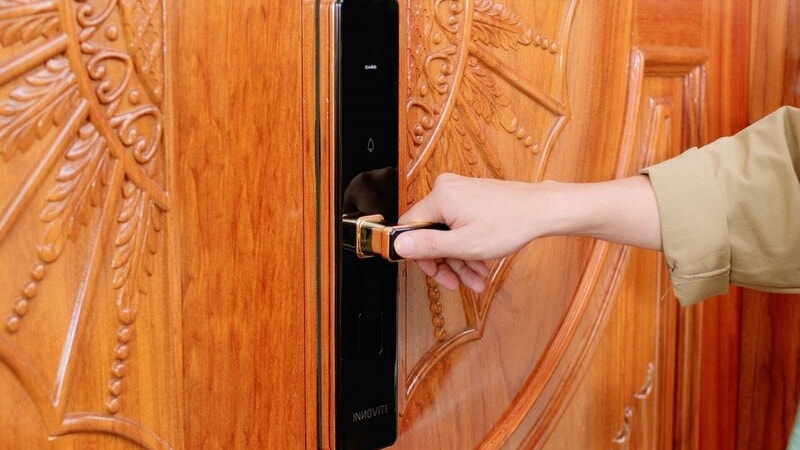 Khóa vân tay cửa gỗ loại nào tốt? Top 3 mẫu khóa vân tay cửa gỗ tốt nhất