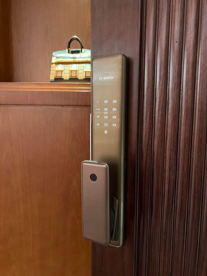 Lắp khóa vân tay cửa gỗ có an toàn không